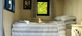 'Bluebell' Charming Woodland Shepherds Hut nr Sea