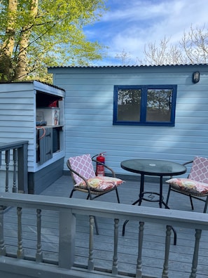 Outdoor dining - 'Bluebell' Charming Woodland Shepherds Hut nr Sea (Holyhead)