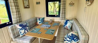 'Bluebell' Charming Woodland Shepherds Hut nr Sea