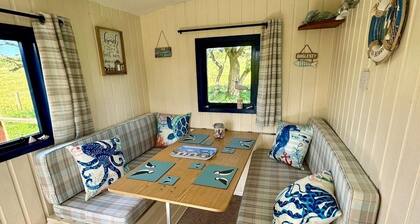 'Bluebell' Charming Woodland Shepherds Hut nr Sea