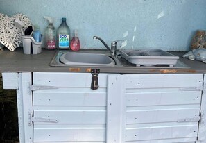 Coffee/tea maker, fridge, microwave, stovetop