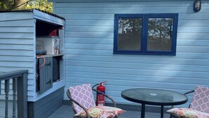 Outdoor dining - 'Bluebell' Charming Woodland Shepherds Hut nr Sea (Holyhead)