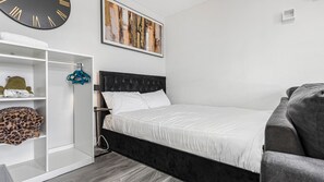 Iron/ironing board, WiFi, bed sheets - Sleek & Cosy Central Studio - 4 Min Walk to Centre (Birmingham)