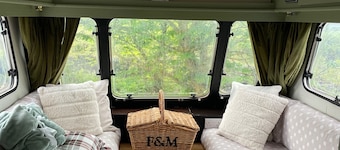 Cosy Caravan sleeps 2 with Patio and Parking