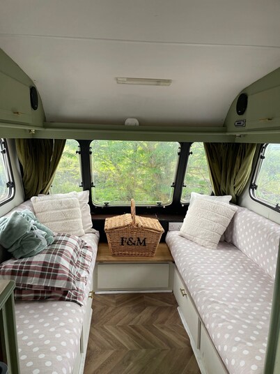 Cosy Caravan sleeps 2 with Patio and Parking