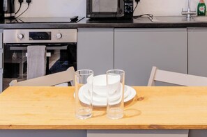 Frigorifero, microonde, forno, piano cottura