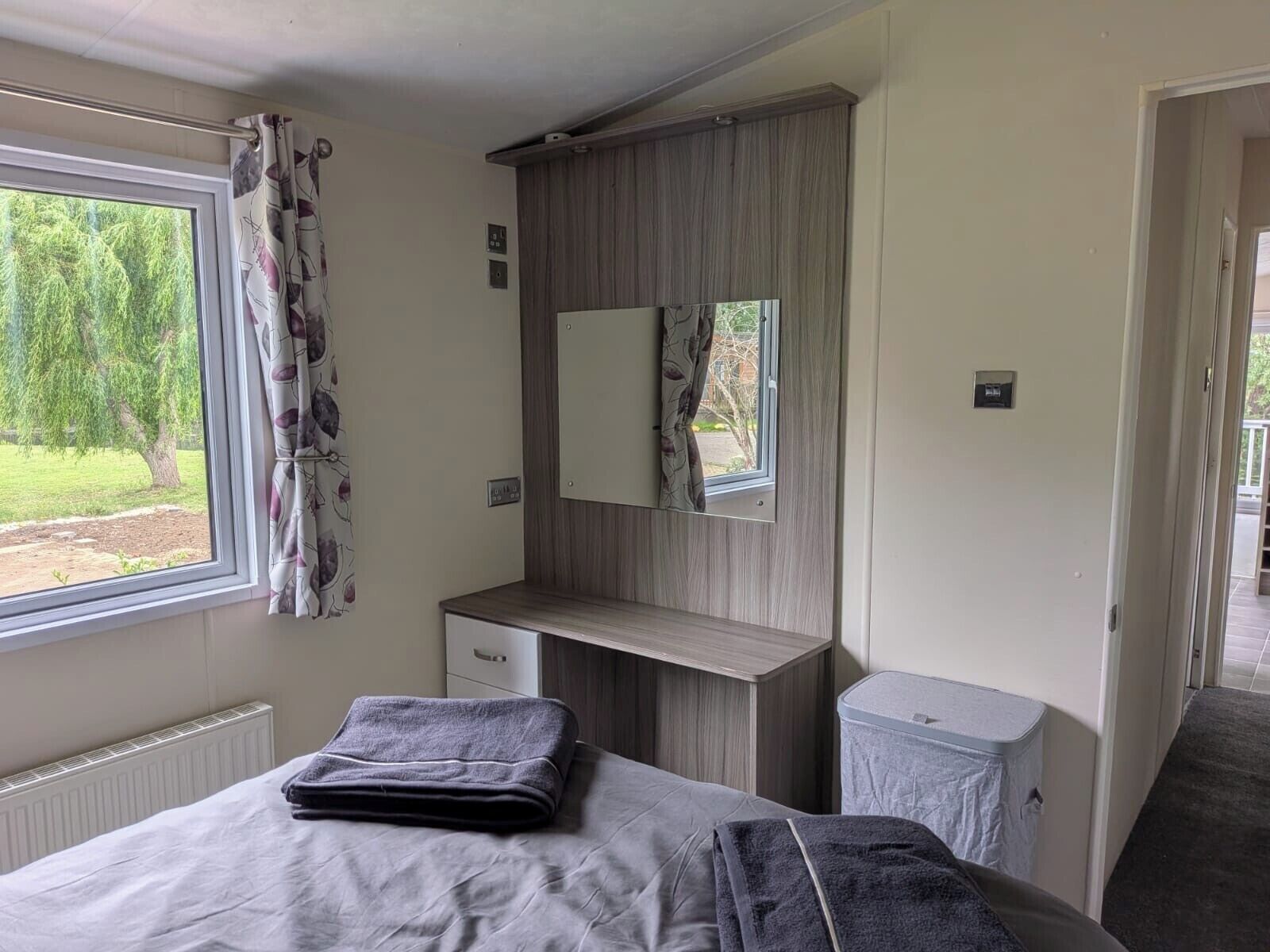Static Caravan 2 Bed Sleeps 6 Overlooking Water - Northampton, UK