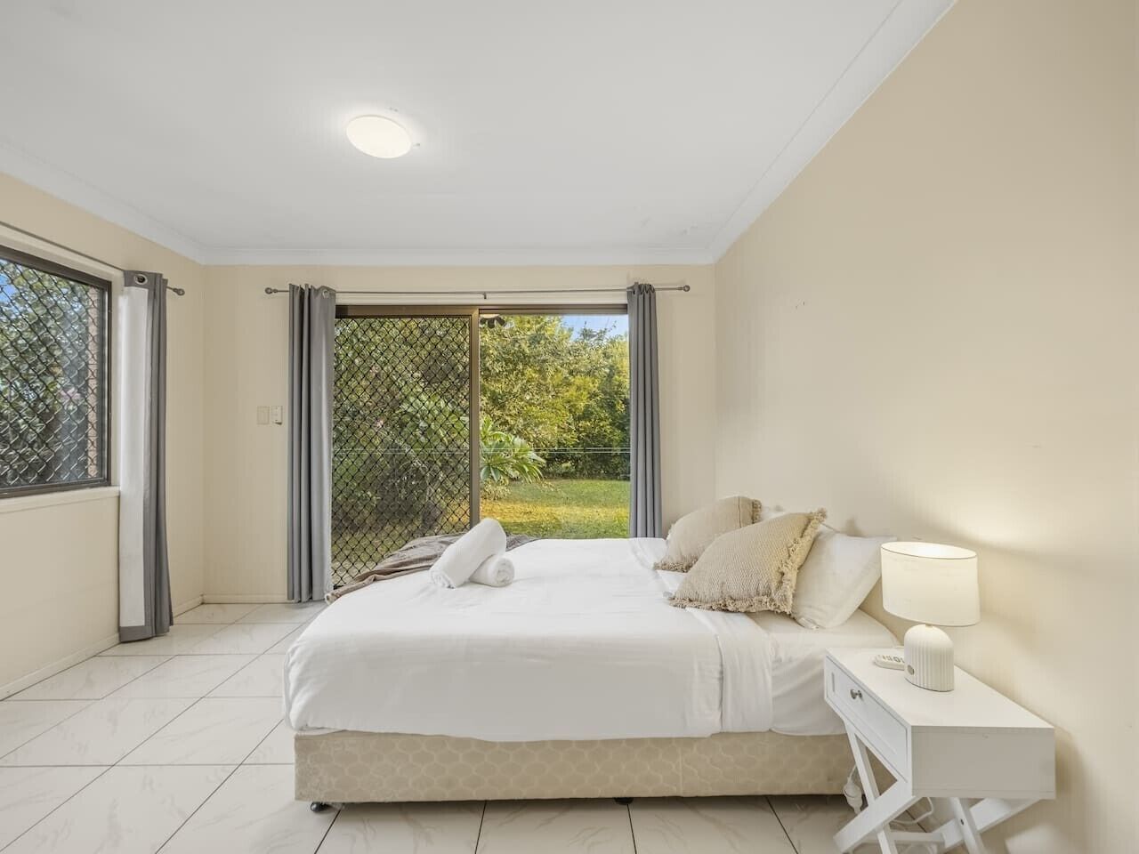 5 bedrooms, iron/ironing board, WiFi, bed sheets