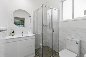 Hair dryer - Brand NEW Home | Great Location | Close to Shops (Eight Mile Plains)