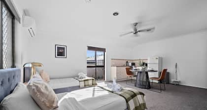Cozy Self-Contained |Hospital, Train & Shop Nearby