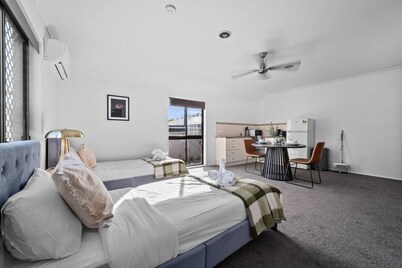 Cozy Self-Contained |Hospital, Train & Shop Nearby