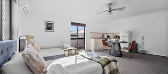 Cozy Self-Contained |Hospital, Train & Shop Nearby