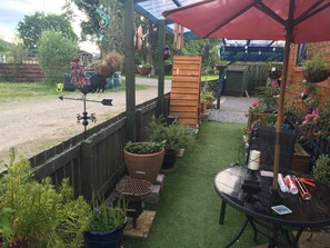 Outdoor dining - Cabin - Sleeps 2 - Riverside - Breakfast Provided (Garve)