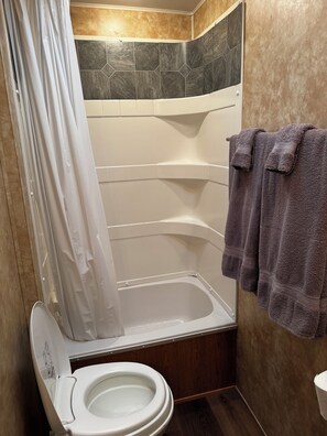 Dusche, Handtücher, Seife, Toilettenpapier