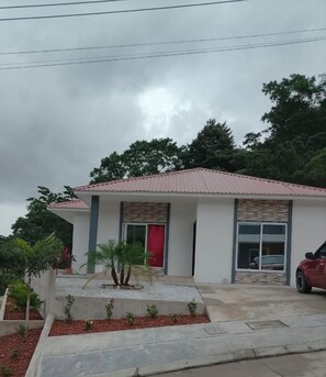 Exterior - Fabulous 3-bed 2 bath house with AC in charming Choloma In safe gated community. (Choloma)