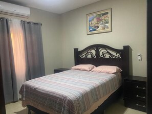 WiFi, bed sheets - Fabulous 3-bed 2 bath house with AC in charming Choloma In safe gated community. (Choloma)