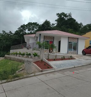 Exterior - Fabulous 3-bed 2 bath house with AC in charming Choloma In safe gated community. (Choloma)