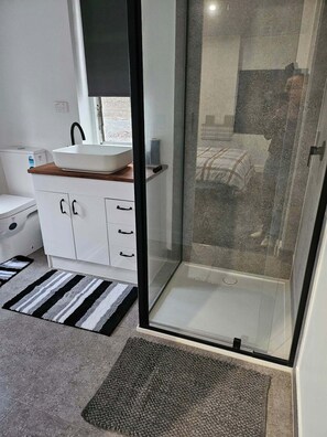 Shower, towels, soap, toilet paper - Mudbrick self contained studio with wood heater (Mandurang South)