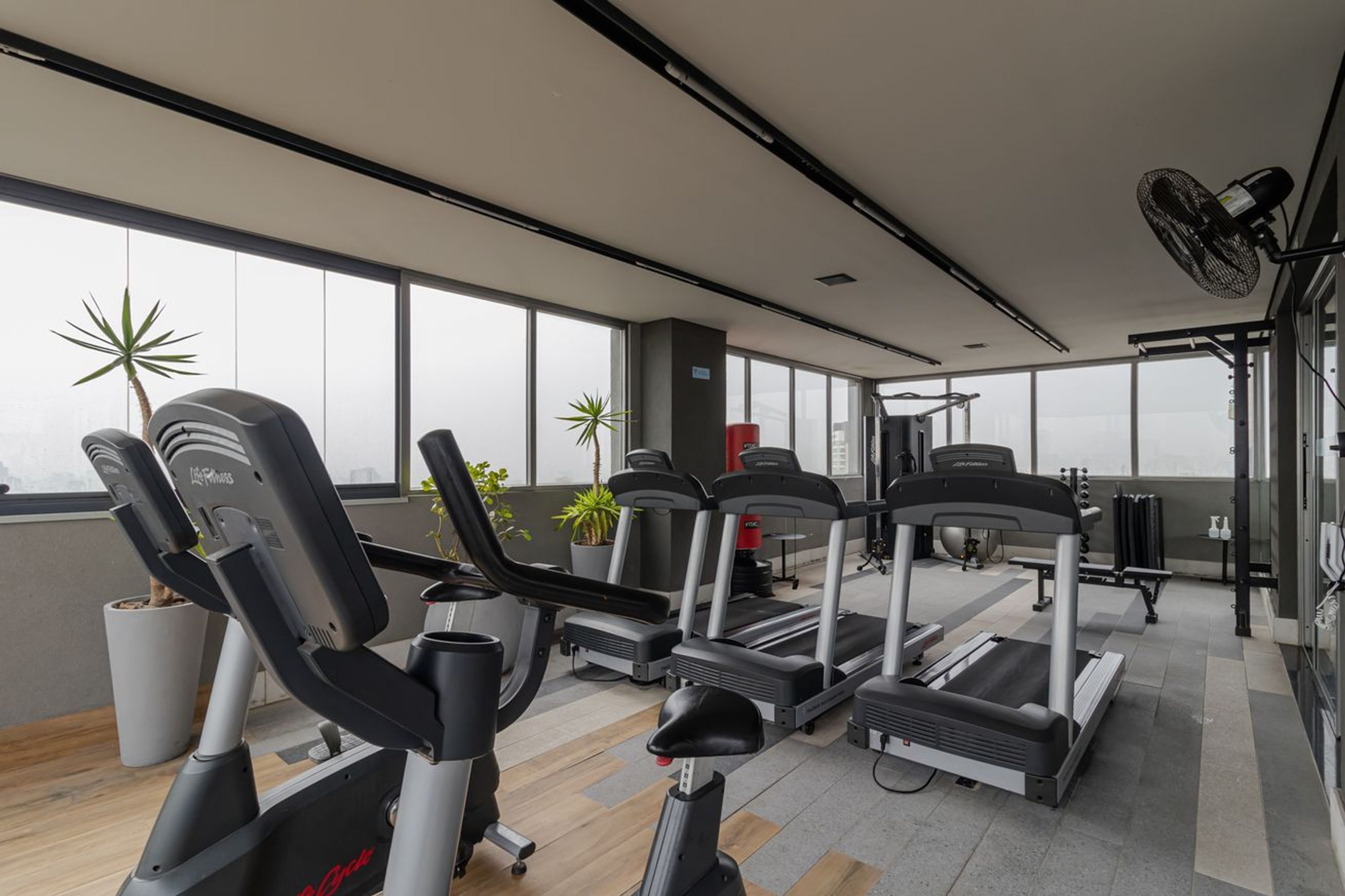 Ein Fitnessstudio mit Laufbändern, Ergometer und Rudergerät.