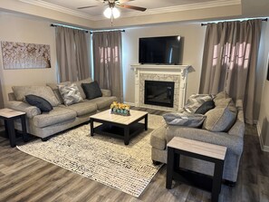 Smart TV - Comfortable Home Near Fort Campbell/Pet Friendly (Clarksville)