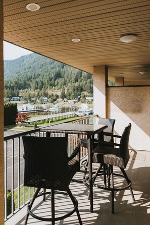 Outdoor dining - The Shu Suite - Pool/Hot Tub + Boat Slip (Sicamous)