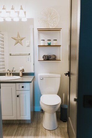 Shower, hair dryer, towels, toilet paper - The Shu Suite - Pool/Hot Tub + Boat Slip (Sicamous)