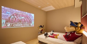 [D] 2 Queen Beds+4Futons,Hot Spring,Non Smoking | Premium bedding, blackout drapes, free WiFi, bed sheets