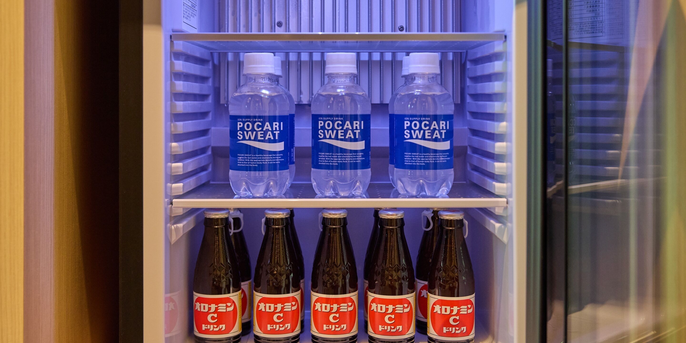 Un refrigerador con botellas de Pocari Sweat y C.