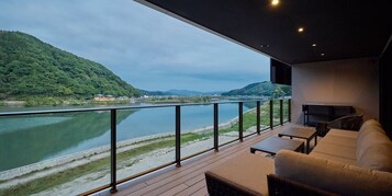 Suite, no fumadores, vistas al río (2King4SDouble4Single,HotSpring,12pp) | Jardines del alojamiento