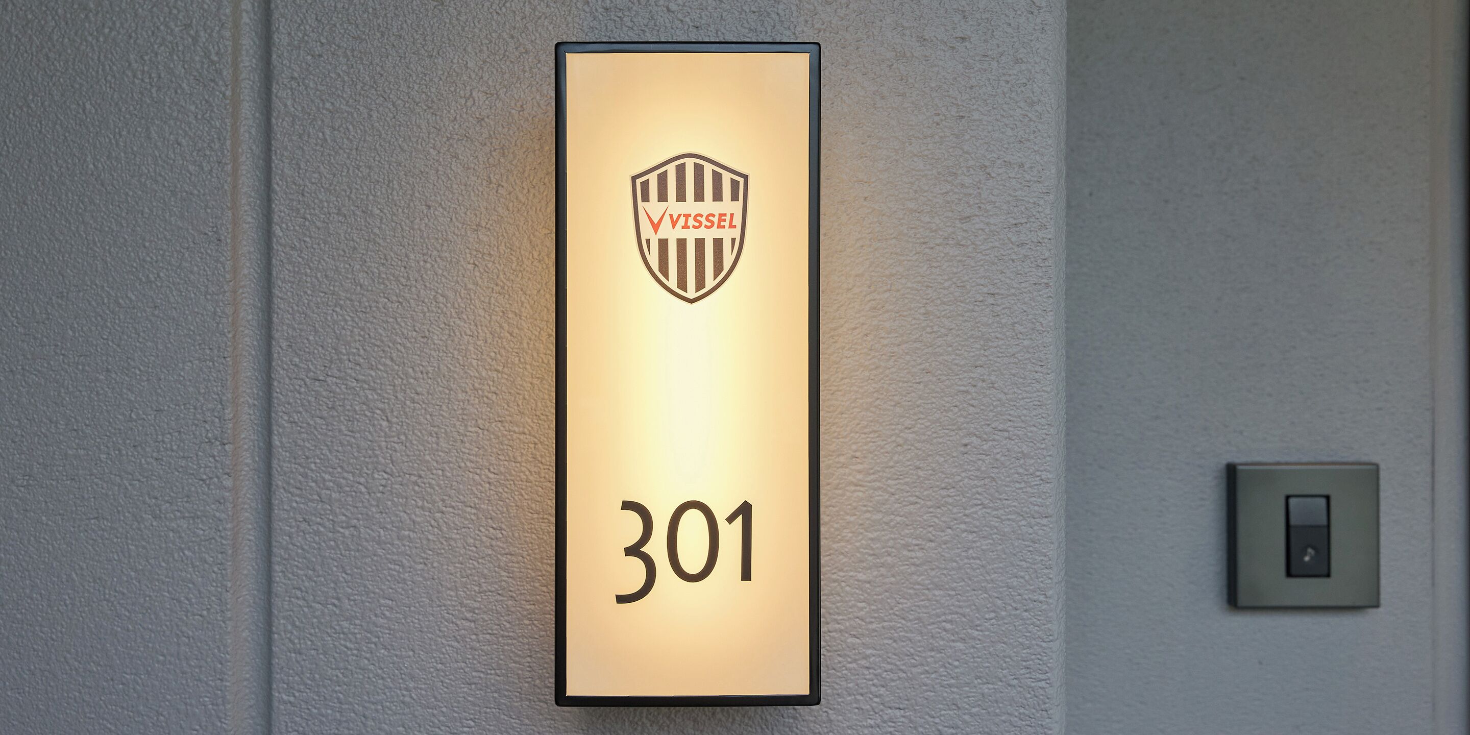 Un letrero en la pared con un logotipo y el número 301.