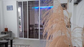 A modern living room with a sofa, coffee table, and decorative plants. - Luxury apartment close to the sea north of Cartagena (Cartagena de Indias)