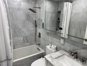 Hair dryer, towels, soap, toilet paper - 2 Bedroom 2 Bath Luxury 3m NYC Apartment with River Views, Doorman, Gym, Pool (New York)