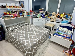 2 bedrooms, iron/ironing board, WiFi, bed sheets - 2 Bedroom 2 Bath Luxury 3m NYC Apartment with River Views, Doorman, Gym, Pool (New York)