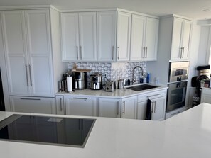 Private kitchen - 2 Bedroom 2 Bath Luxury 3m NYC Apartment with River Views, Doorman, Gym, Pool (New York)