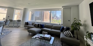 Smart TV - 2 Bedroom 2 Bath Luxury 3m NYC Apartment with River Views, Doorman, Gym, Pool (New York)