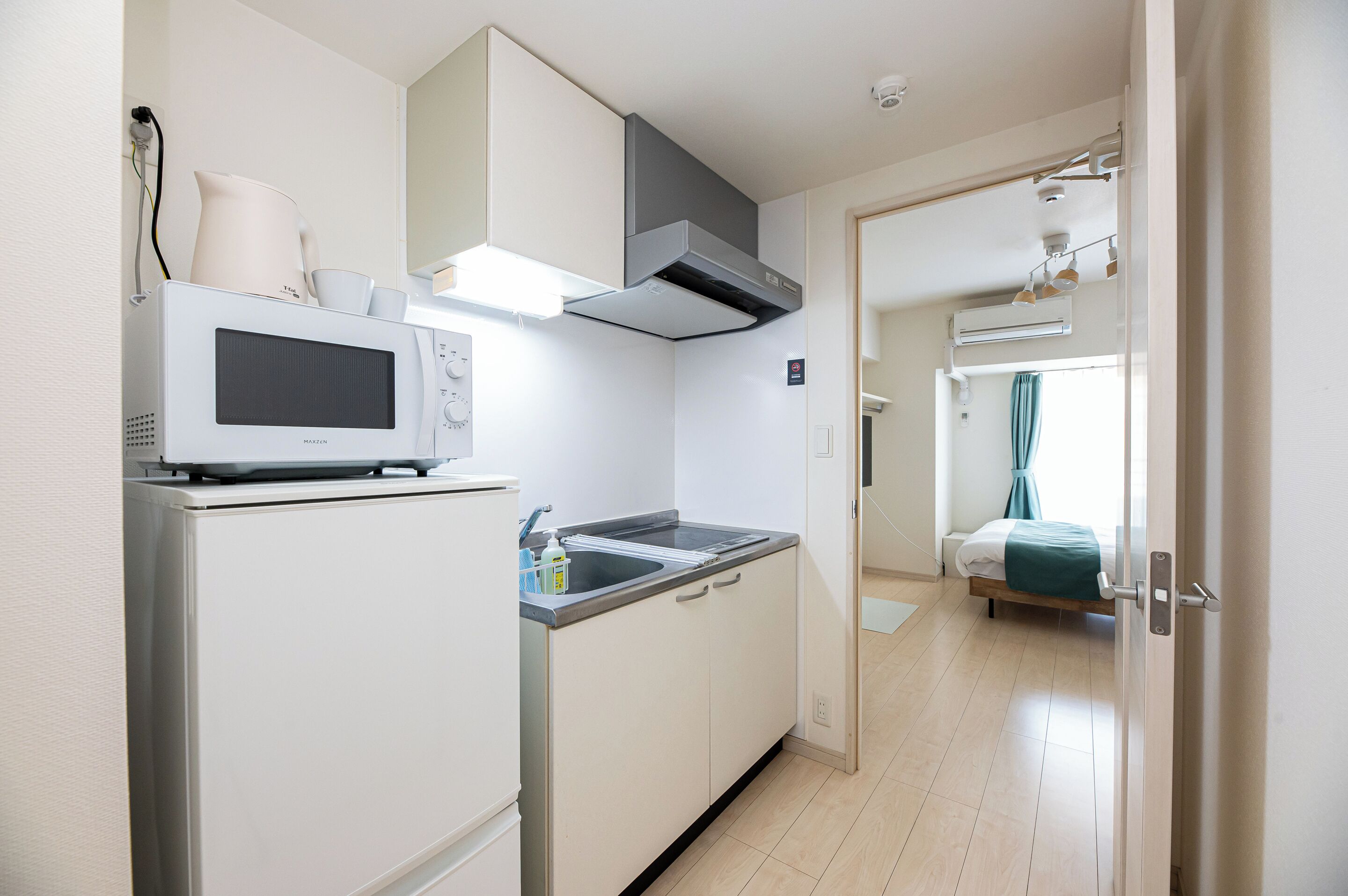 Quarto casal básico | Cozinha privada | Geladeira, micro-ondas, cooktop, talheres/pratos/utensílios de cozinha