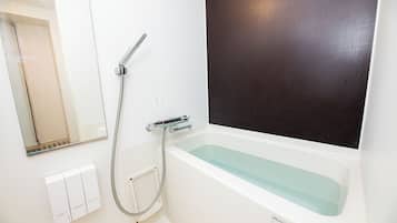 Habitación Confort doble | Baño | Bañera y ducha independientes, secador de pelo, toallas y champú