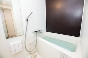 Phòng đôi tiện nghi đơn giản | Phòng tắm | Bồn tắm và buồng tắm vòi sen riêng, máy sấy tóc, khăn tắm, dầu gội 