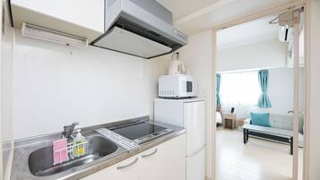 Habitación Confort doble | Cocina privada | Frigorífico, microondas, placa de cocina y utensilios de cocina