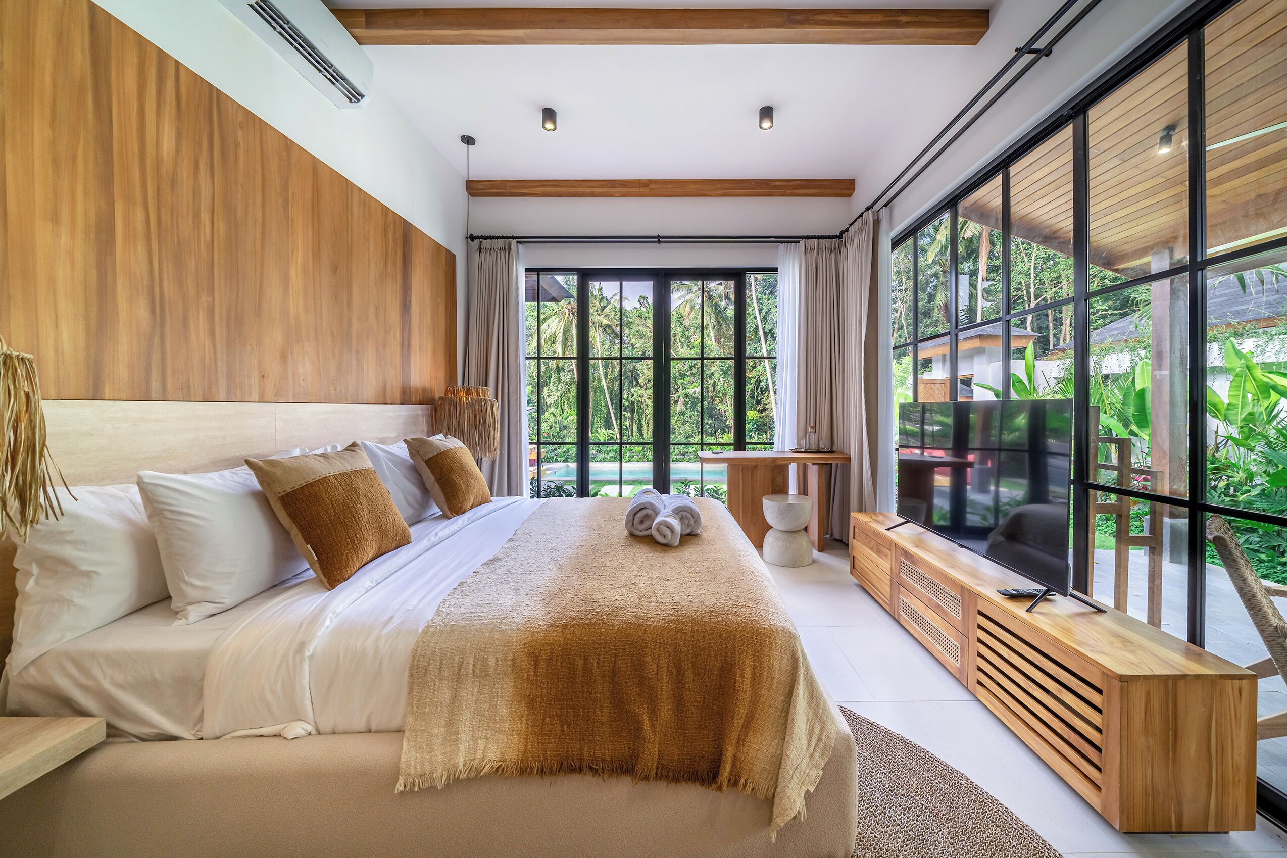 Egyptian cotton sheets, premium bedding, in-room safe, soundproofing
