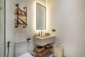 Luxury Villa, Pool View | Bathroom | Bathrobes, slippers, bidet - Villa Verona (Ubud)
