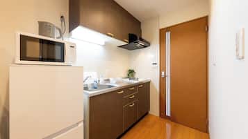 Basic Apartment, 1 Double Bed, Non Smoking, Refrigerator & Microwave | Desk, laptop workspace, free WiFi, bed sheets
