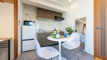 Basic Apartment, 1 Double Bed, Non Smoking, Refrigerator & Microwave | Desk, laptop workspace, WiFi (free), bed sheets