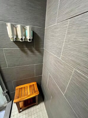 Shower, hair dryer, towels, soap - Riverside Rhythm! Waterfront condo near Broadway, Nissan Stadium, Sounds, etc! (Nashville)