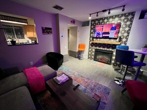 Smart TV - Riverside Rhythm! Waterfront condo near Broadway, Nissan Stadium, Sounds, etc! (Nashville)