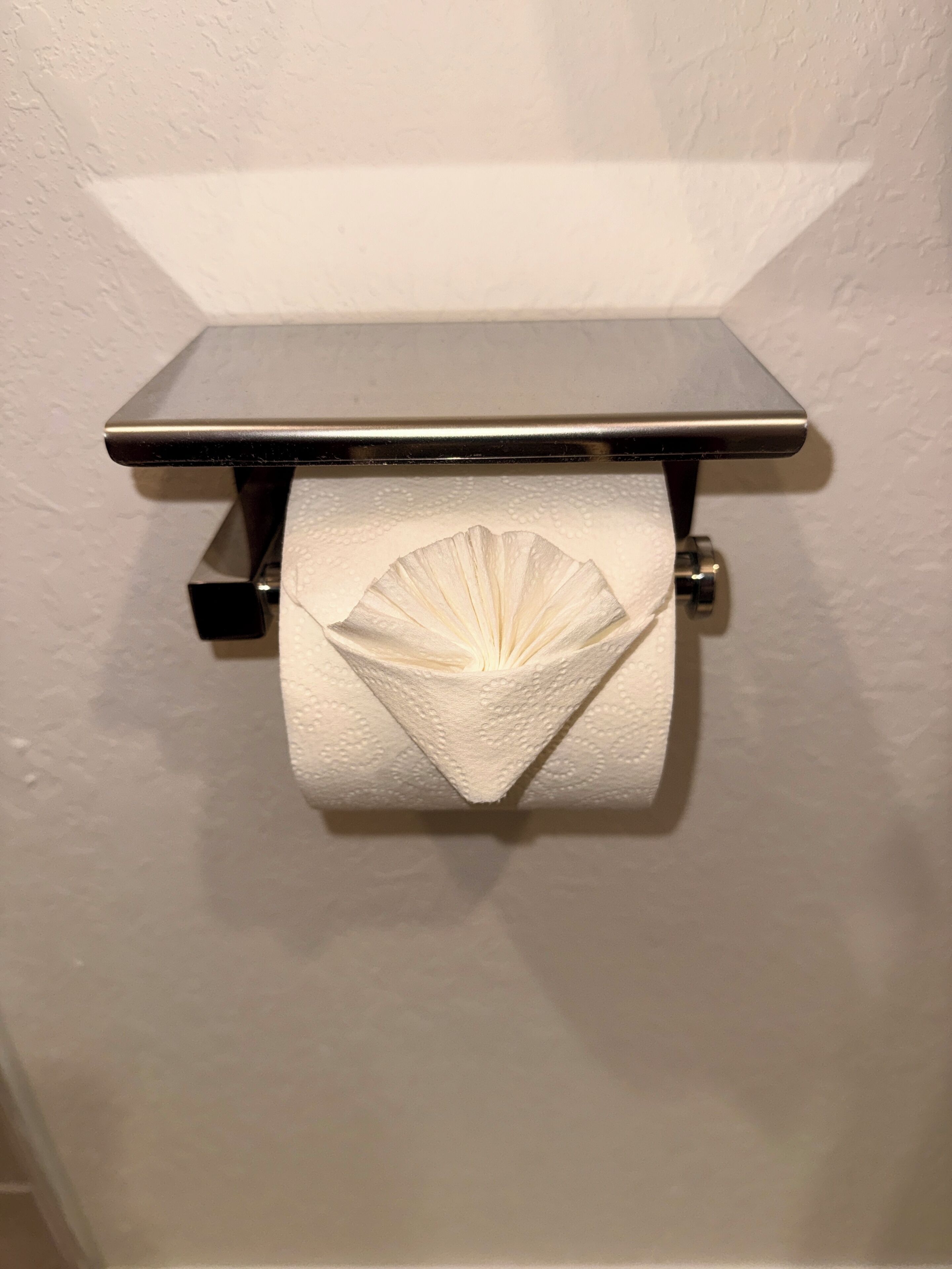 Un porte-rouleau de papier toilette doté d’un distributeur de serviettes en papier décoratif.