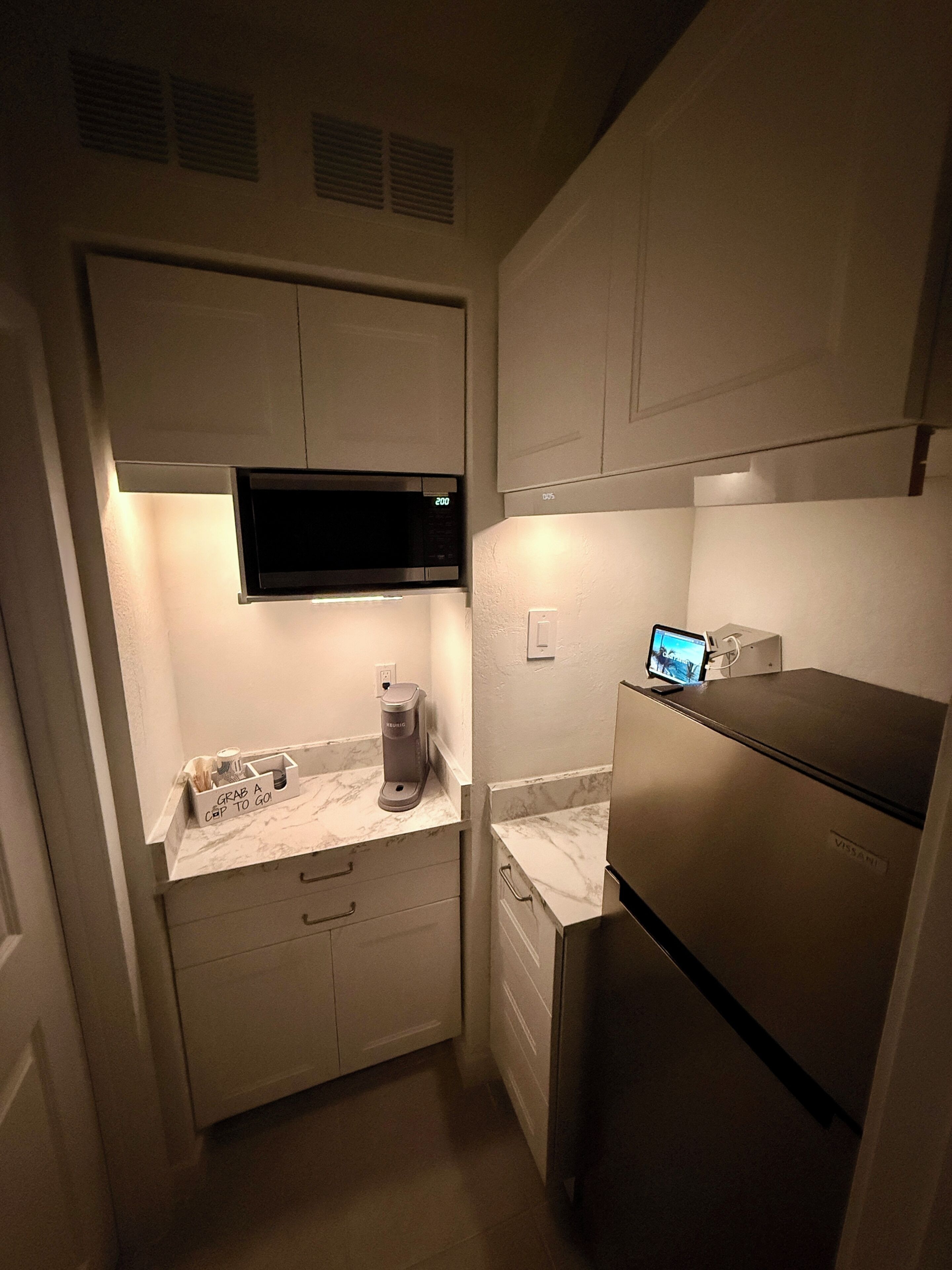 Refrigerador, microondas, cafetera y tetera y utensilios de cocina 
