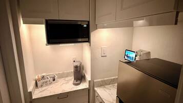 Refrigerador, microondas, cafetera y tetera y utensilios de cocina