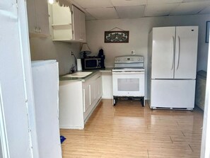 Fridge, microwave, stovetop, cookware/dishes/utensils - GpL 4134 Rear Apartment (Fort Myers)