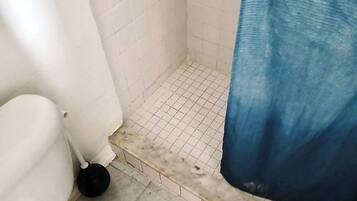 Douche, serviettes fournies